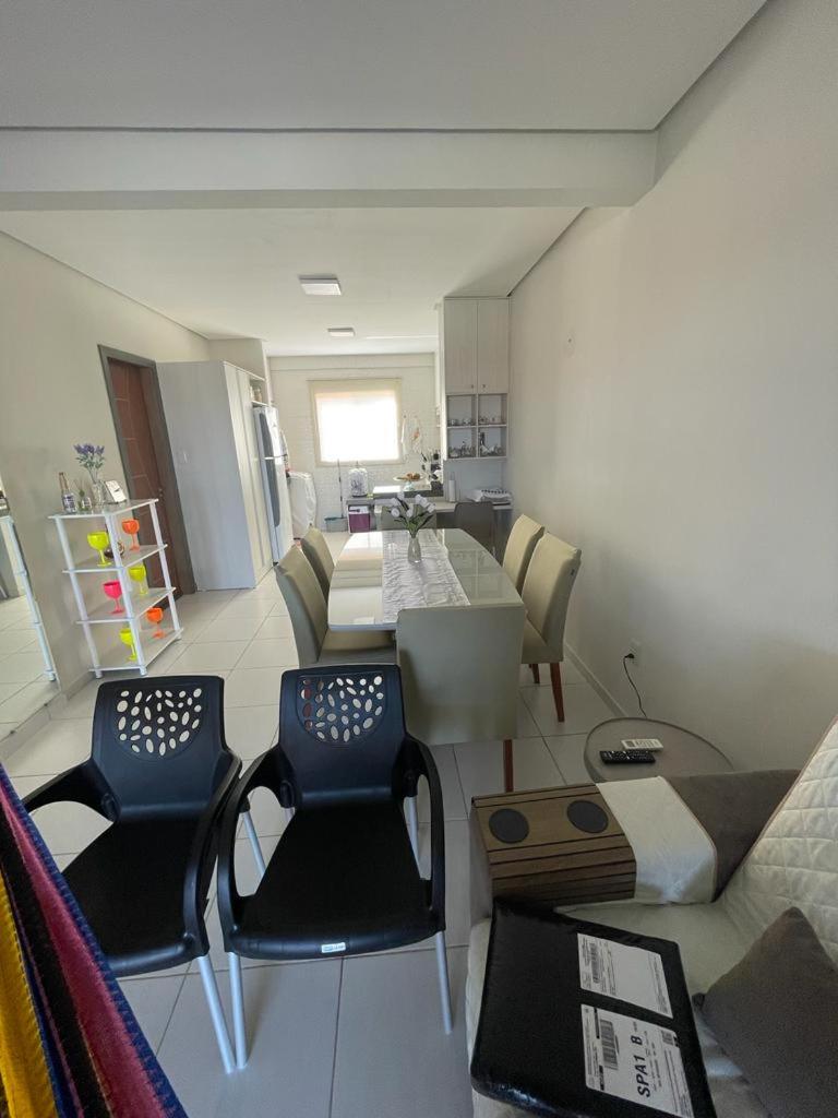 No Atalaia, Fort Poseidon rua do Atalho a 700 metros da praia do Atalaia, apartamento novo decorado, varanda, sala de estar e jantar, 02 suítes, 03 banheir