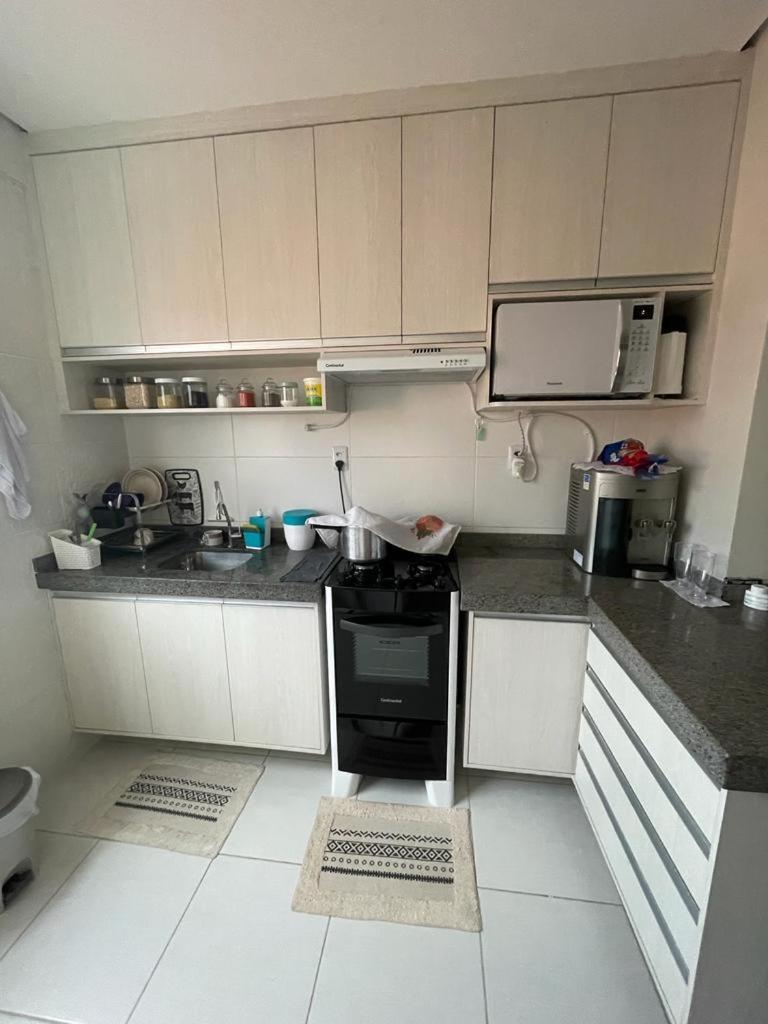 No Atalaia, Fort Poseidon rua do Atalho a 700 metros da praia do Atalaia, apartamento novo decorado, varanda, sala de estar e jantar, 02 suítes, 03 banheir
