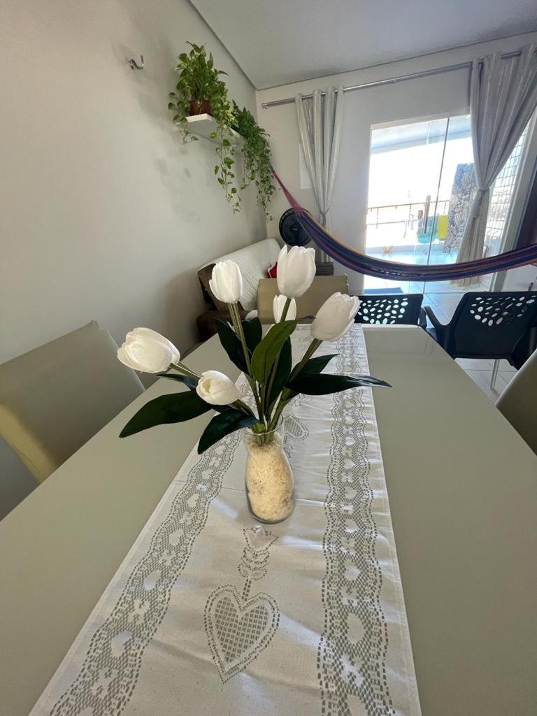 No Atalaia, Fort Poseidon rua do Atalho a 700 metros da praia do Atalaia, apartamento novo decorado, varanda, sala de estar e jantar, 02 suítes, 03 banheir