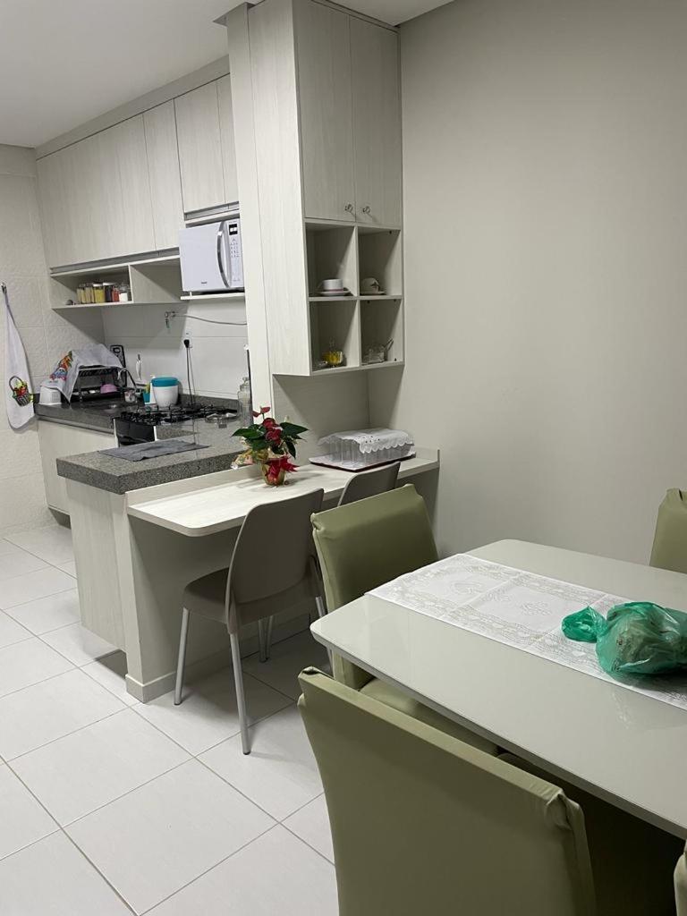 No Atalaia, Fort Poseidon rua do Atalho a 700 metros da praia do Atalaia, apartamento novo decorado, varanda, sala de estar e jantar, 02 suítes, 03 banheir