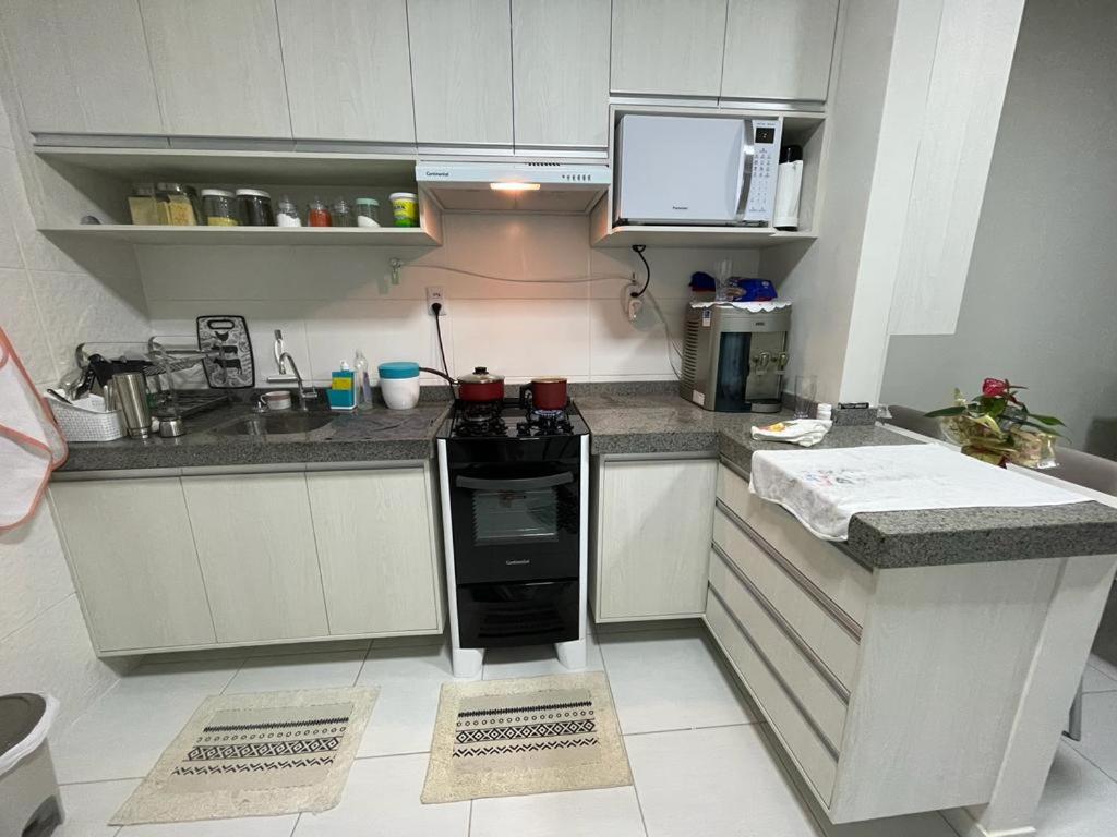 No Atalaia, Fort Poseidon rua do Atalho a 700 metros da praia do Atalaia, apartamento novo decorado, varanda, sala de estar e jantar, 02 suítes, 03 banheir