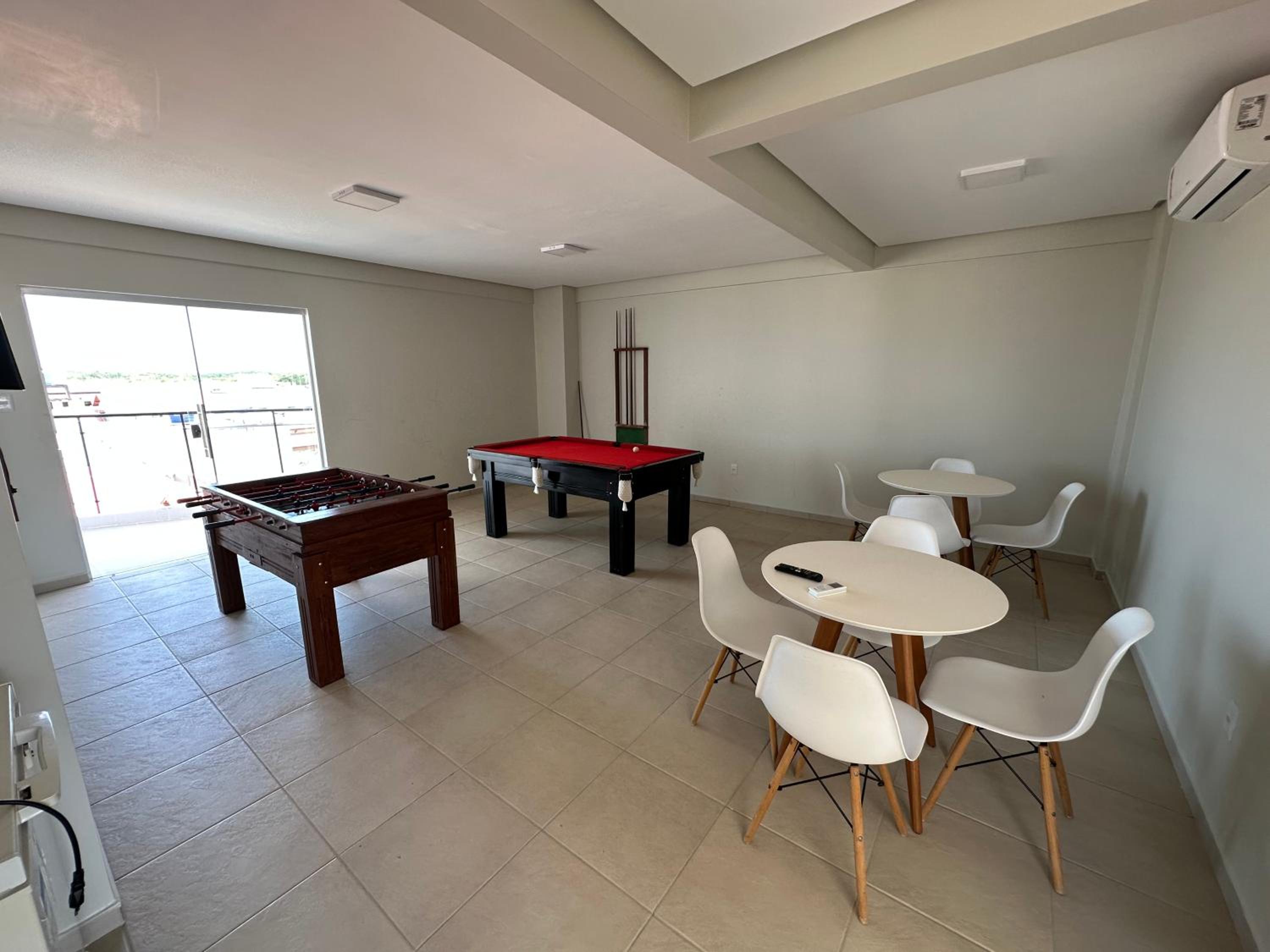 No Atalaia, Fort Poseidon rua do Atalho a 700 metros da praia do Atalaia, apartamento novo decorado, varanda, sala de estar e jantar, 02 suítes, 03 banheir