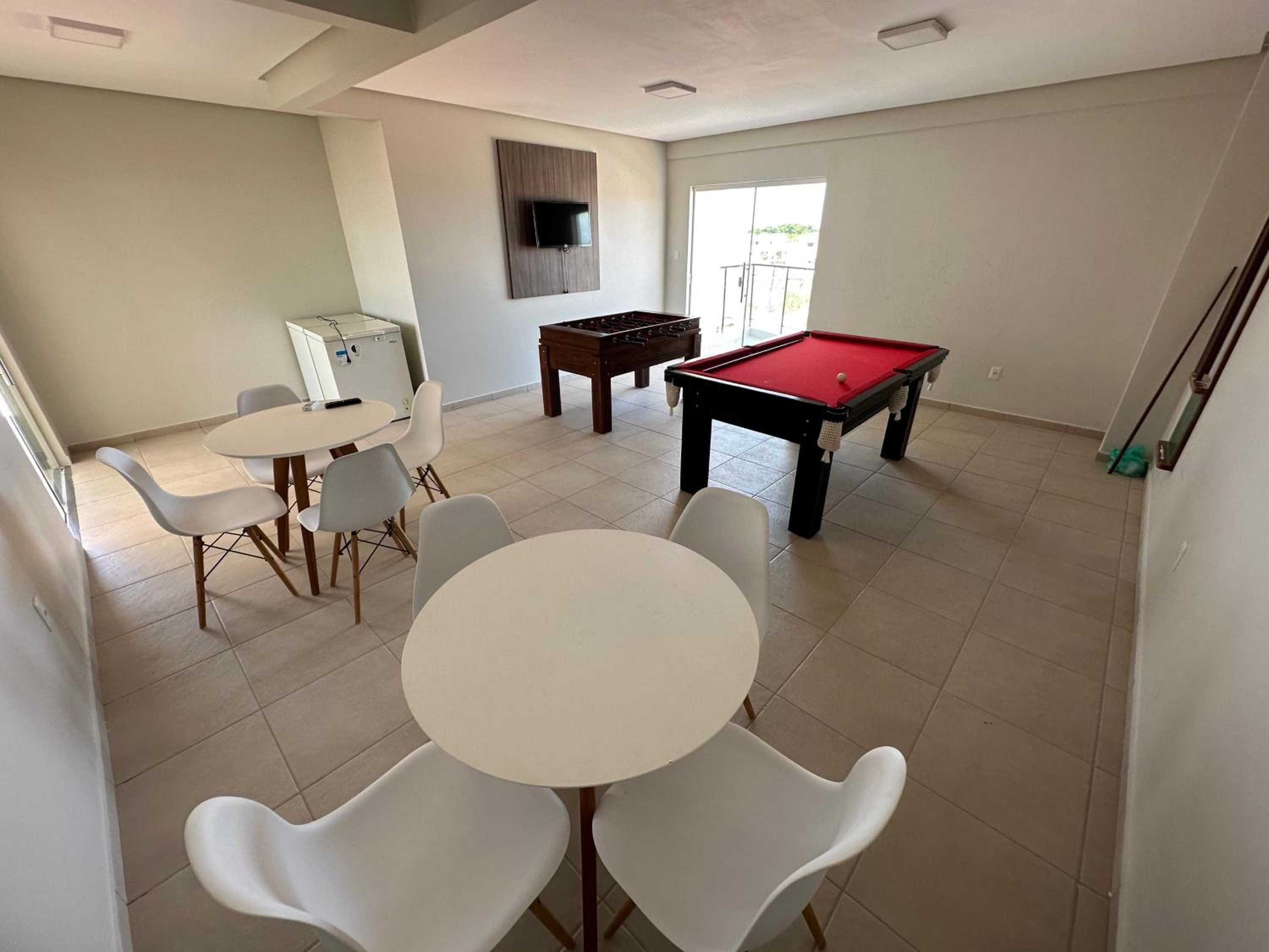 No Atalaia, Fort Poseidon rua do Atalho a 700 metros da praia do Atalaia, apartamento novo decorado, varanda, sala de estar e jantar, 02 suítes, 03 banheir