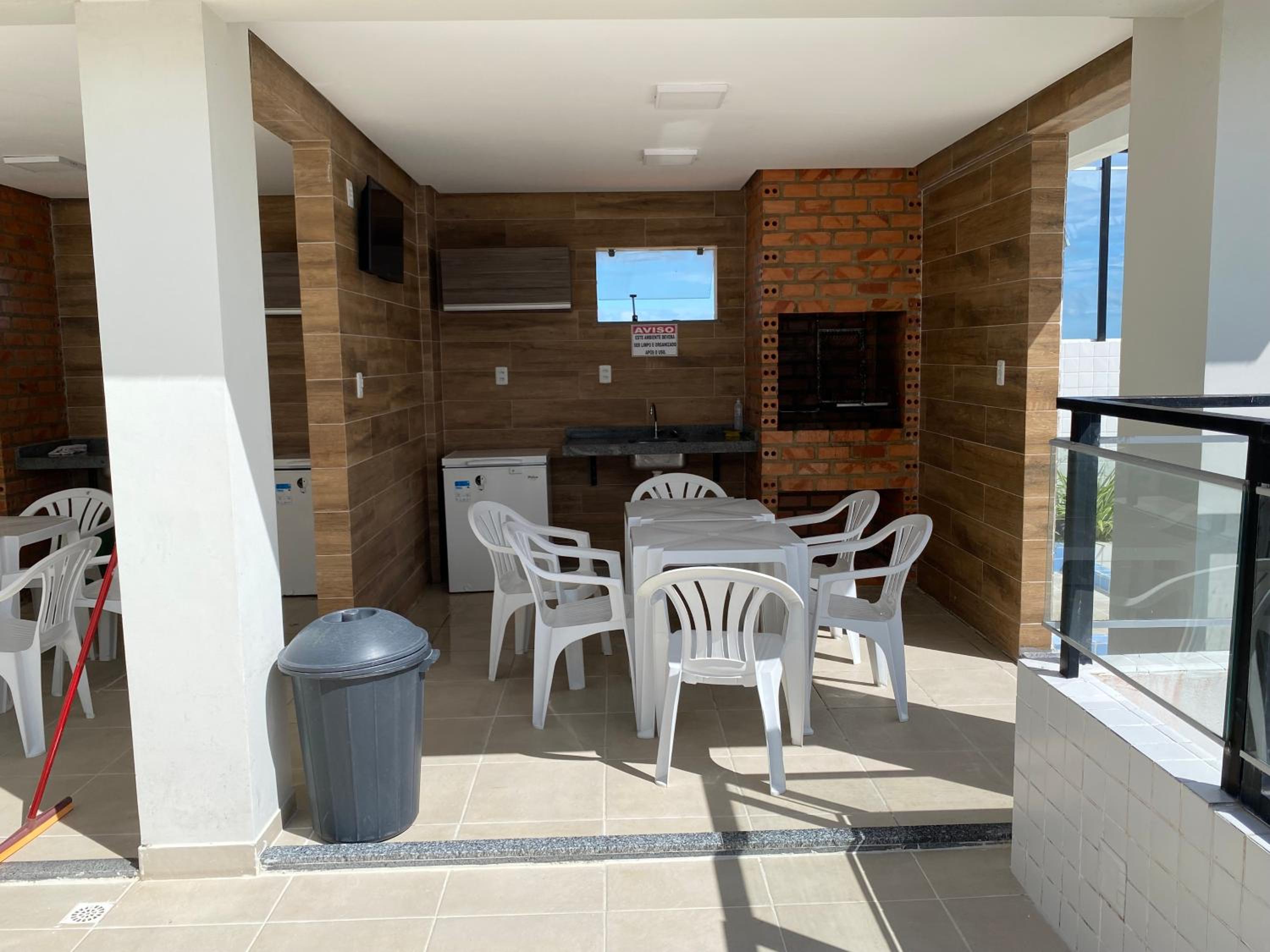 No Atalaia, Fort Poseidon rua do Atalho a 700 metros da praia do Atalaia, apartamento novo decorado, varanda, sala de estar e jantar, 02 suítes, 03 banheir