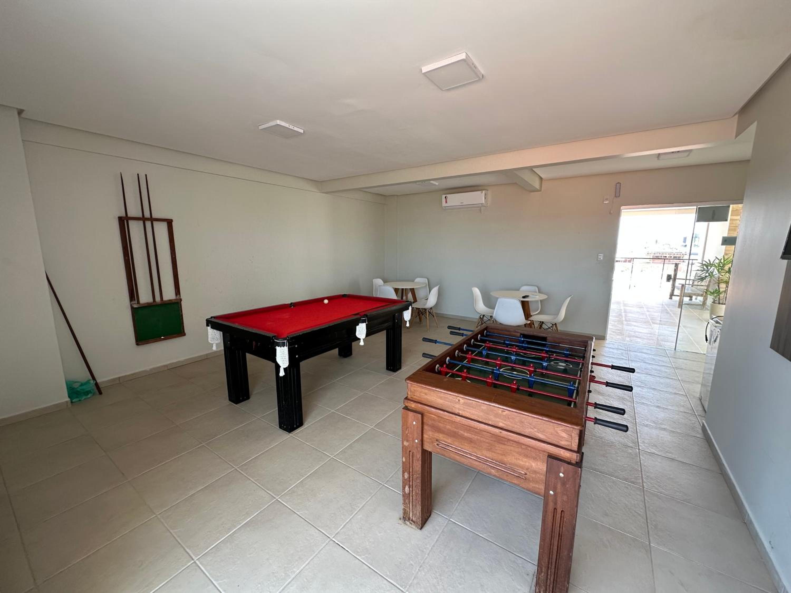 No Atalaia, Fort Poseidon rua do Atalho a 700 metros da praia do Atalaia, apartamento novo decorado, varanda, sala de estar e jantar, 02 suítes, 03 banheir