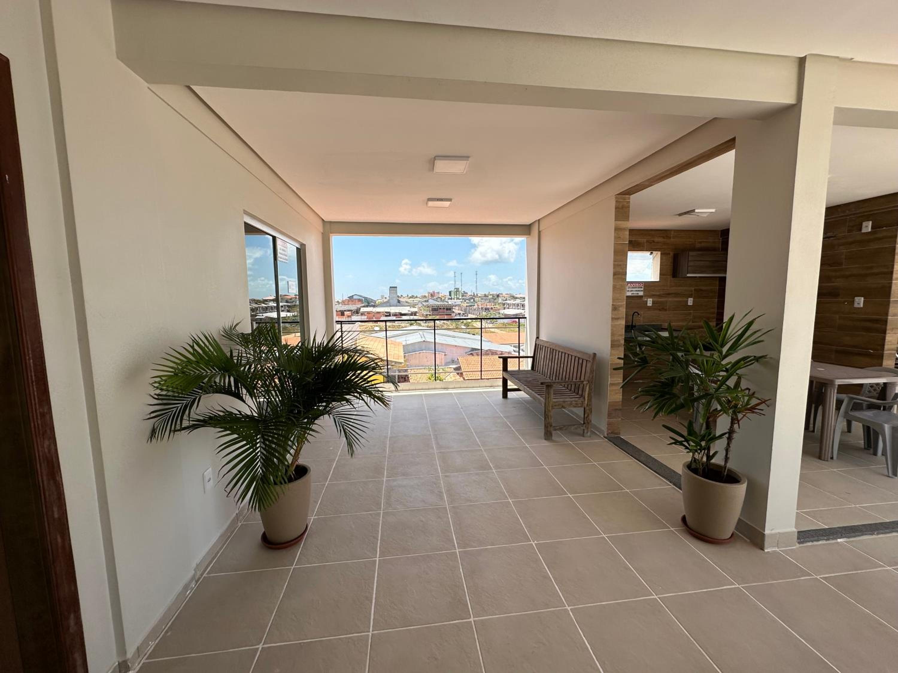 No Atalaia, Fort Poseidon rua do Atalho a 700 metros da praia do Atalaia, apartamento novo decorado, varanda, sala de estar e jantar, 02 suítes, 03 banheir
