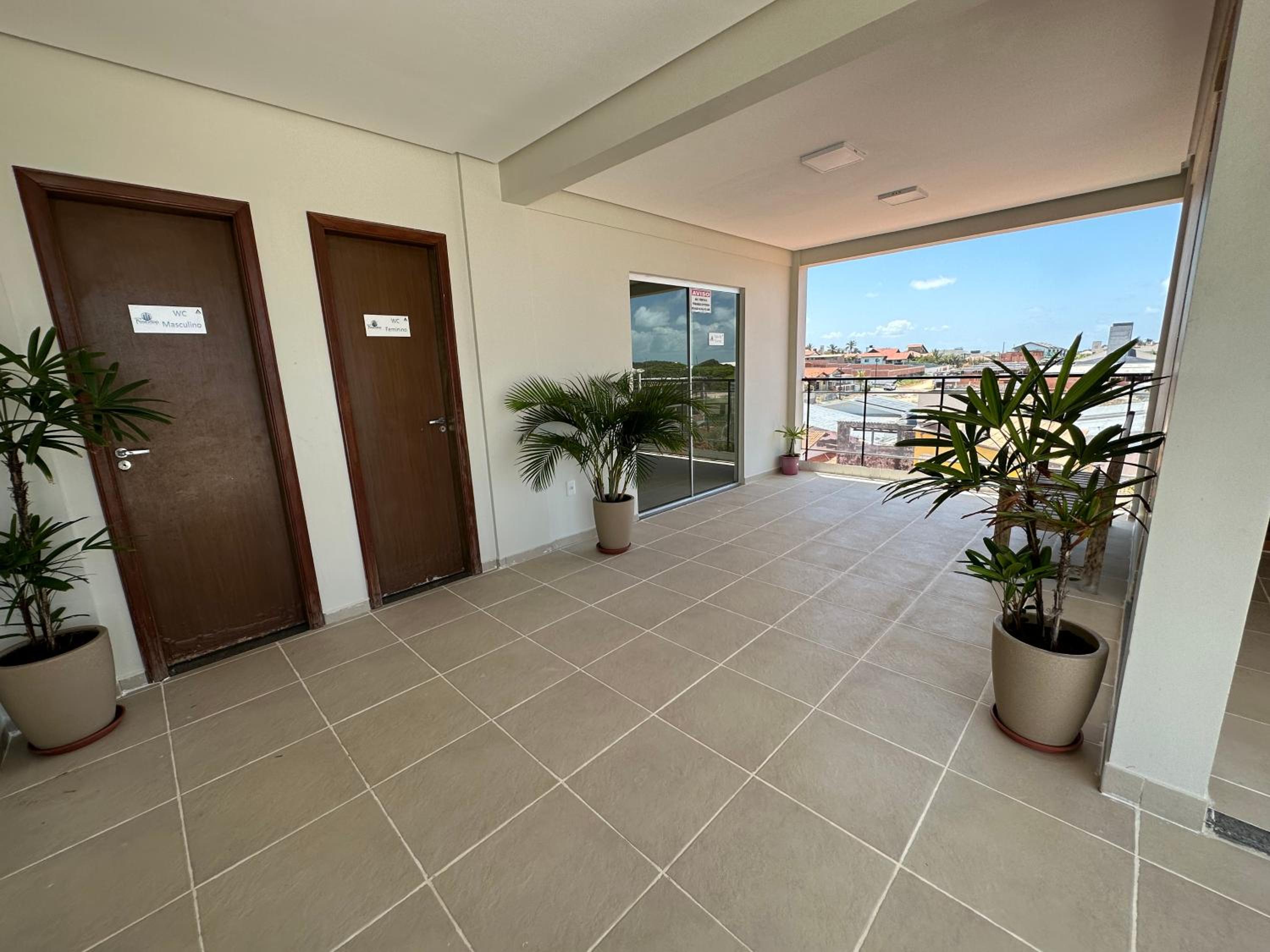 No Atalaia, Fort Poseidon rua do Atalho a 700 metros da praia do Atalaia, apartamento novo decorado, varanda, sala de estar e jantar, 02 suítes, 03 banheir
