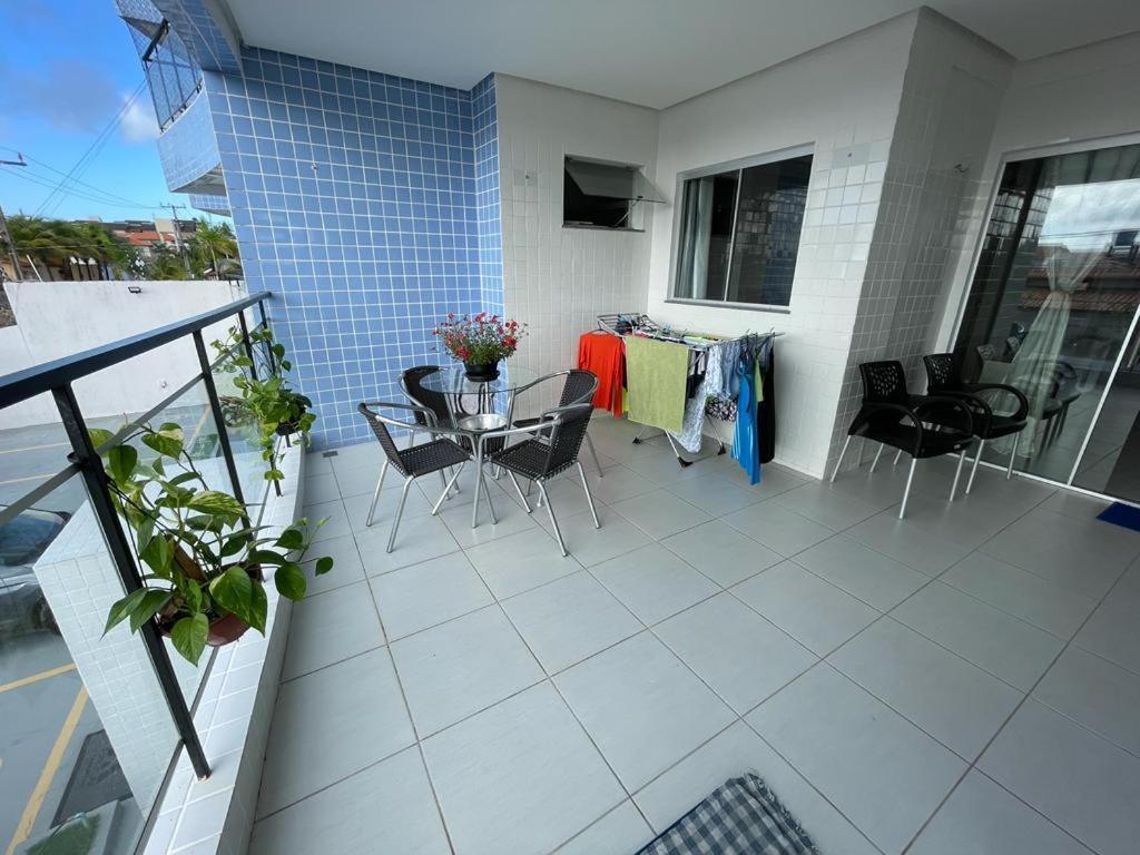 No Atalaia, Fort Poseidon rua do Atalho a 700 metros da praia do Atalaia, apartamento novo decorado, varanda, sala de estar e jantar, 02 suítes, 03 banheir