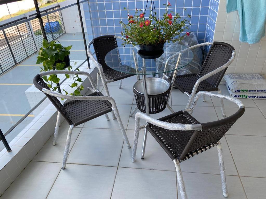 No Atalaia, Fort Poseidon rua do Atalho a 700 metros da praia do Atalaia, apartamento novo decorado, varanda, sala de estar e jantar, 02 suítes, 03 banheir