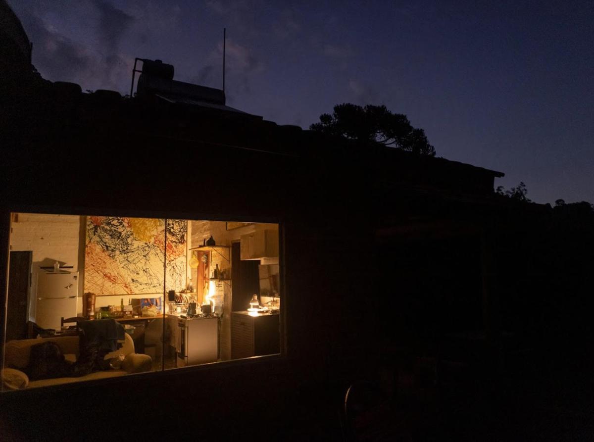 Casa ecológica na montanha com vista para o vale