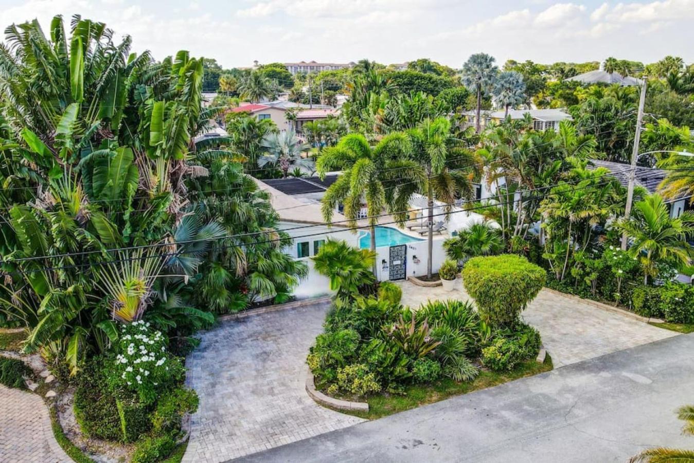 Hotel Wilton On The Water Courtyard And Heated Pool
