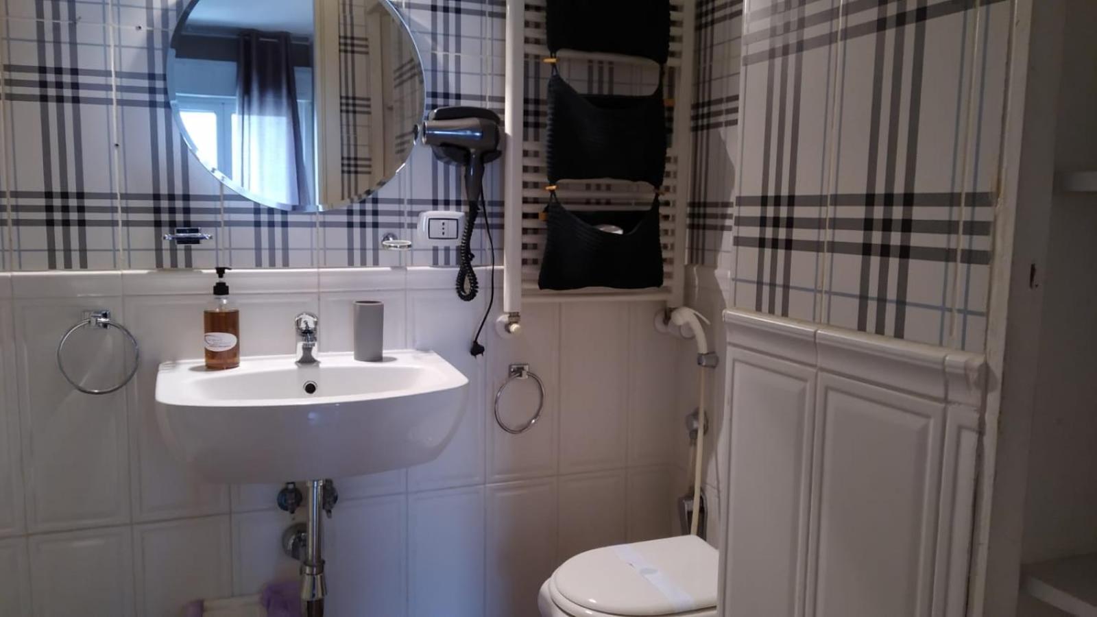 CconfortHotels Appartamento Cavour en Bari — bathroom