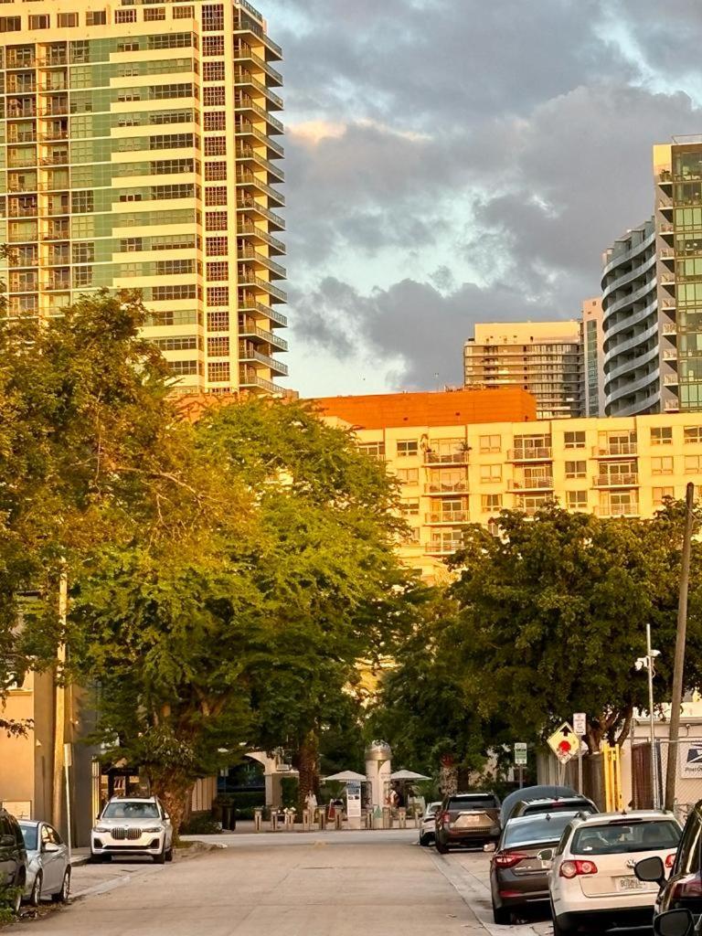 Nice Queen Bedroom - Best Location in Miami - Luggage Storage Service, Parking and Laundry