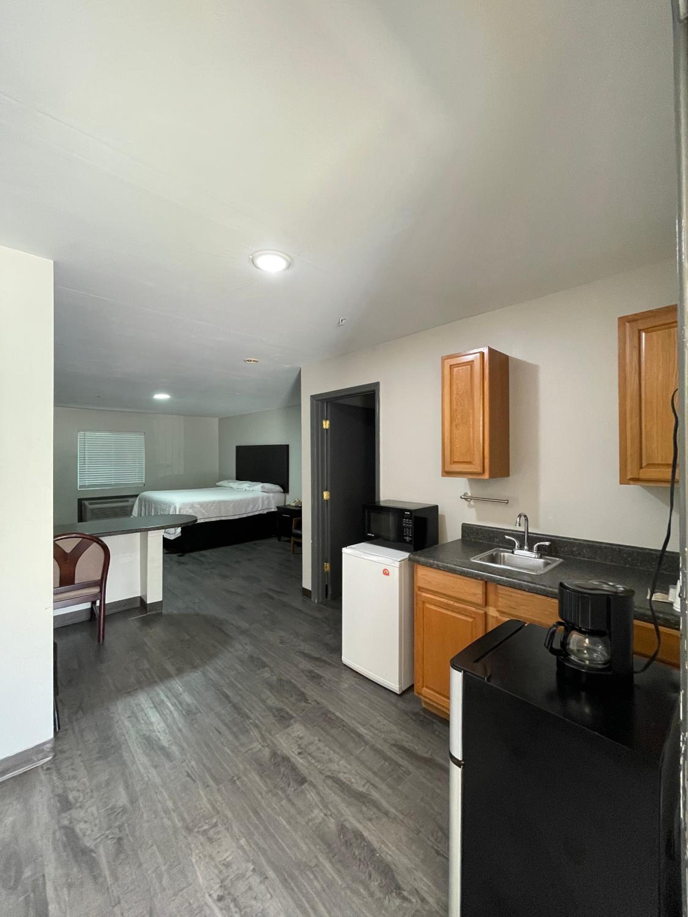 High Falls Inn & Suites