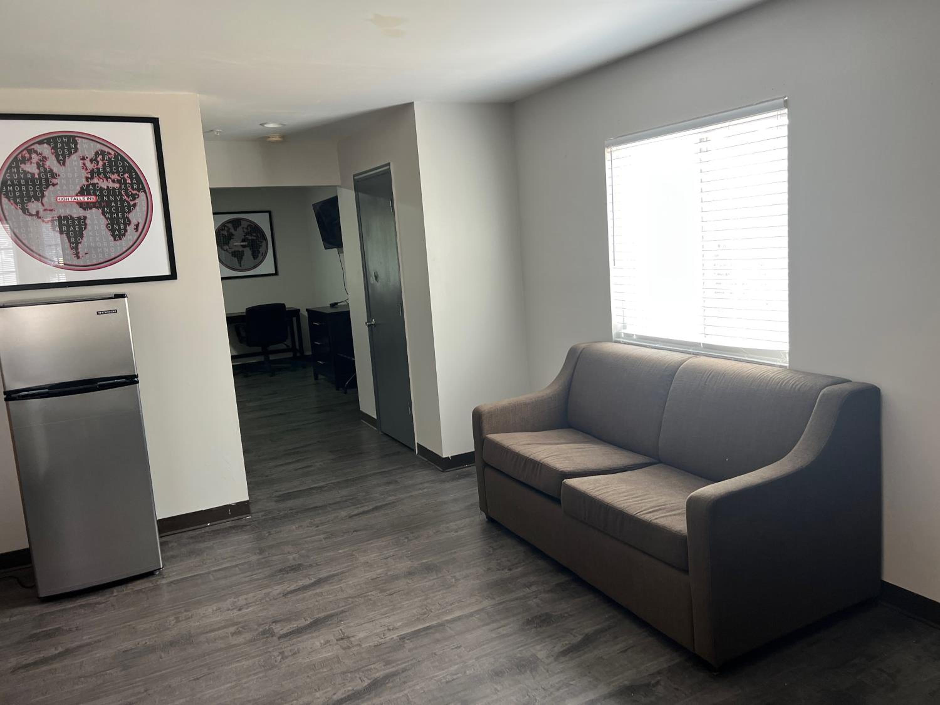 High Falls Inn & Suites