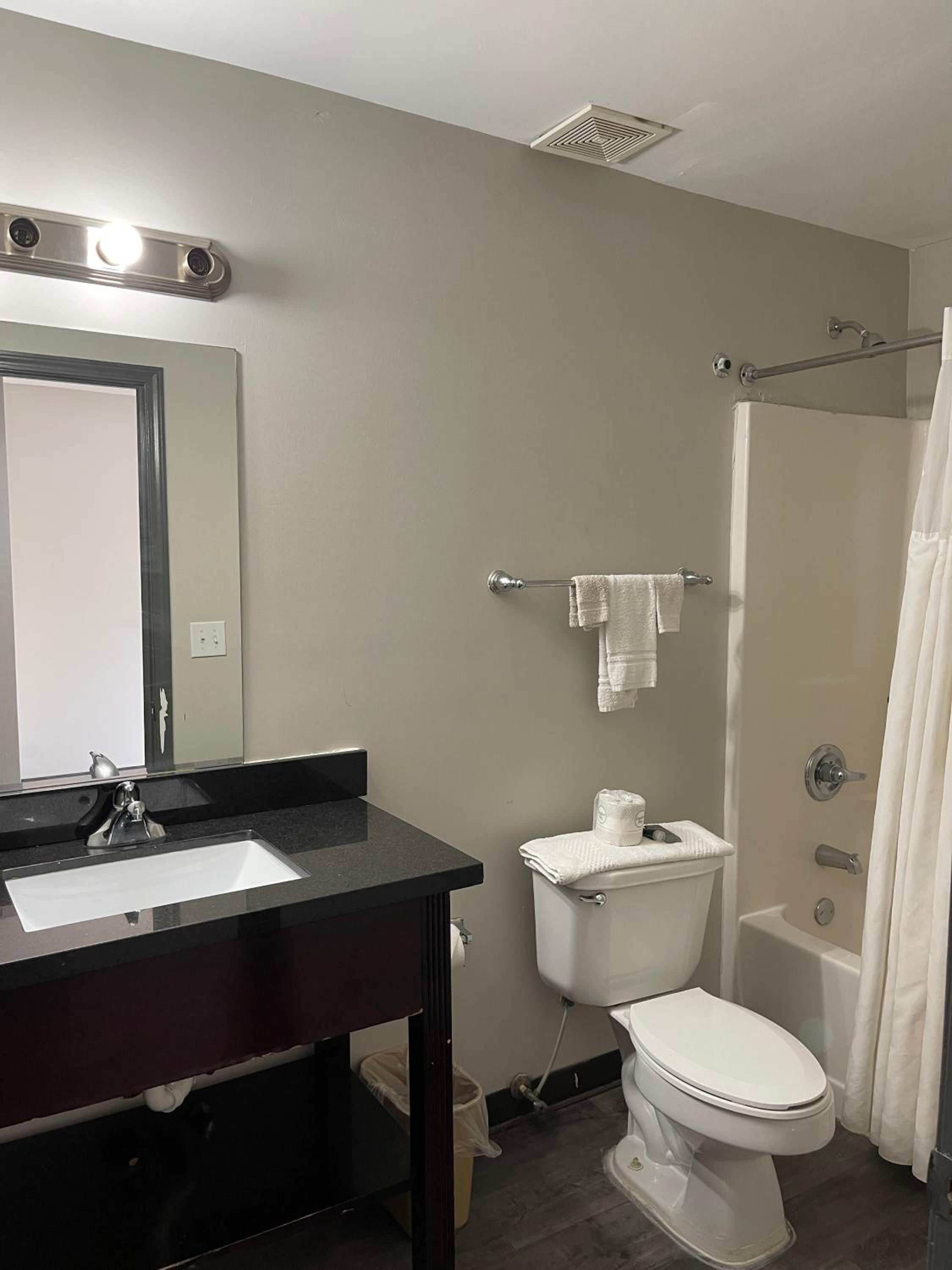 High Falls Inn & Suites