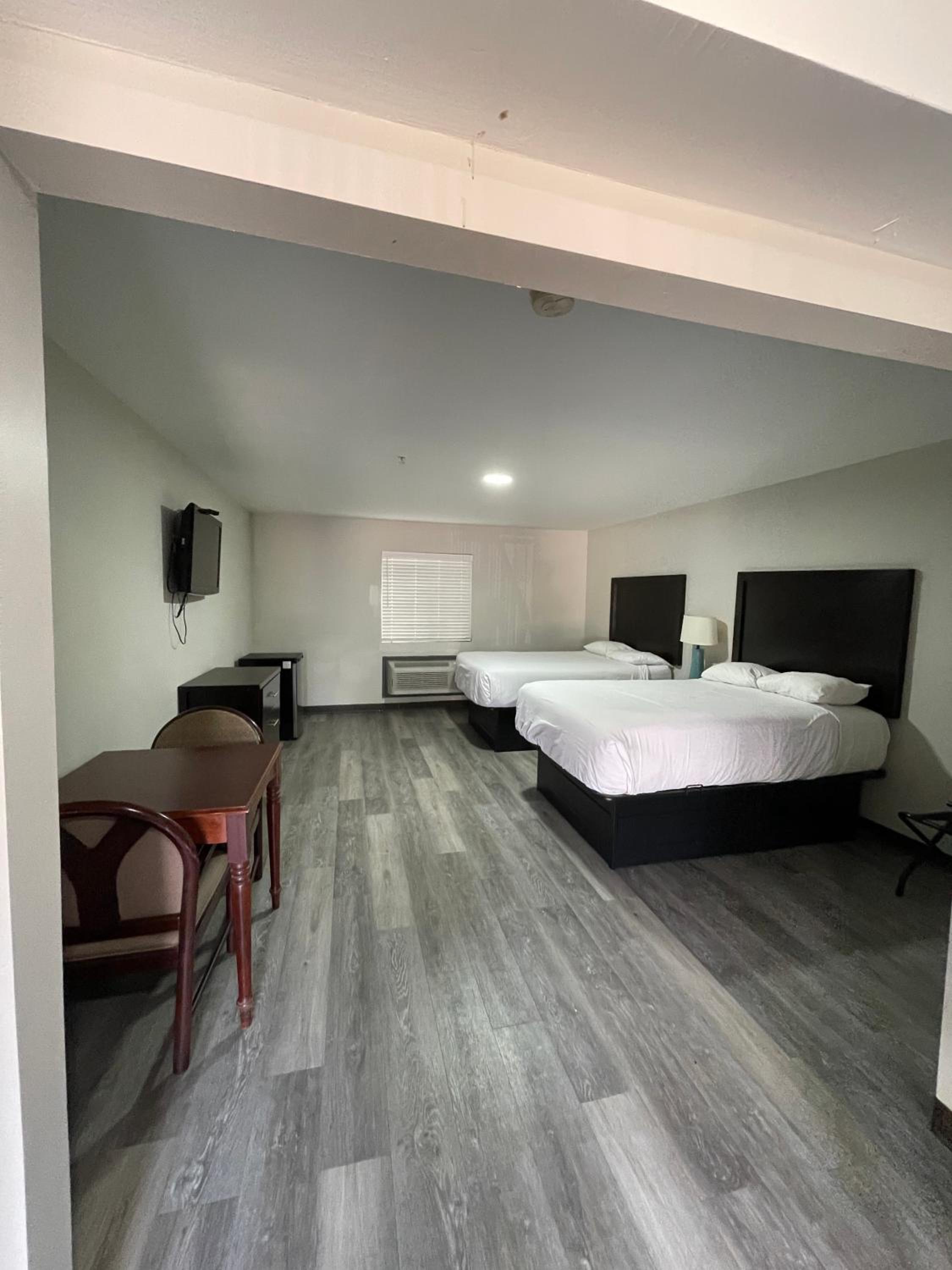 High Falls Inn & Suites