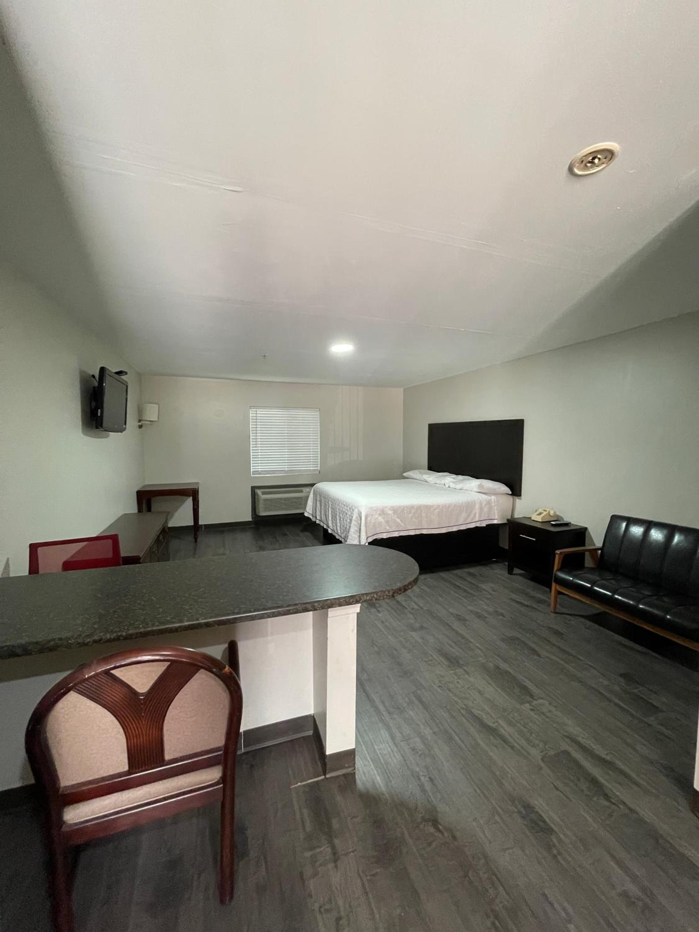 High Falls Inn & Suites