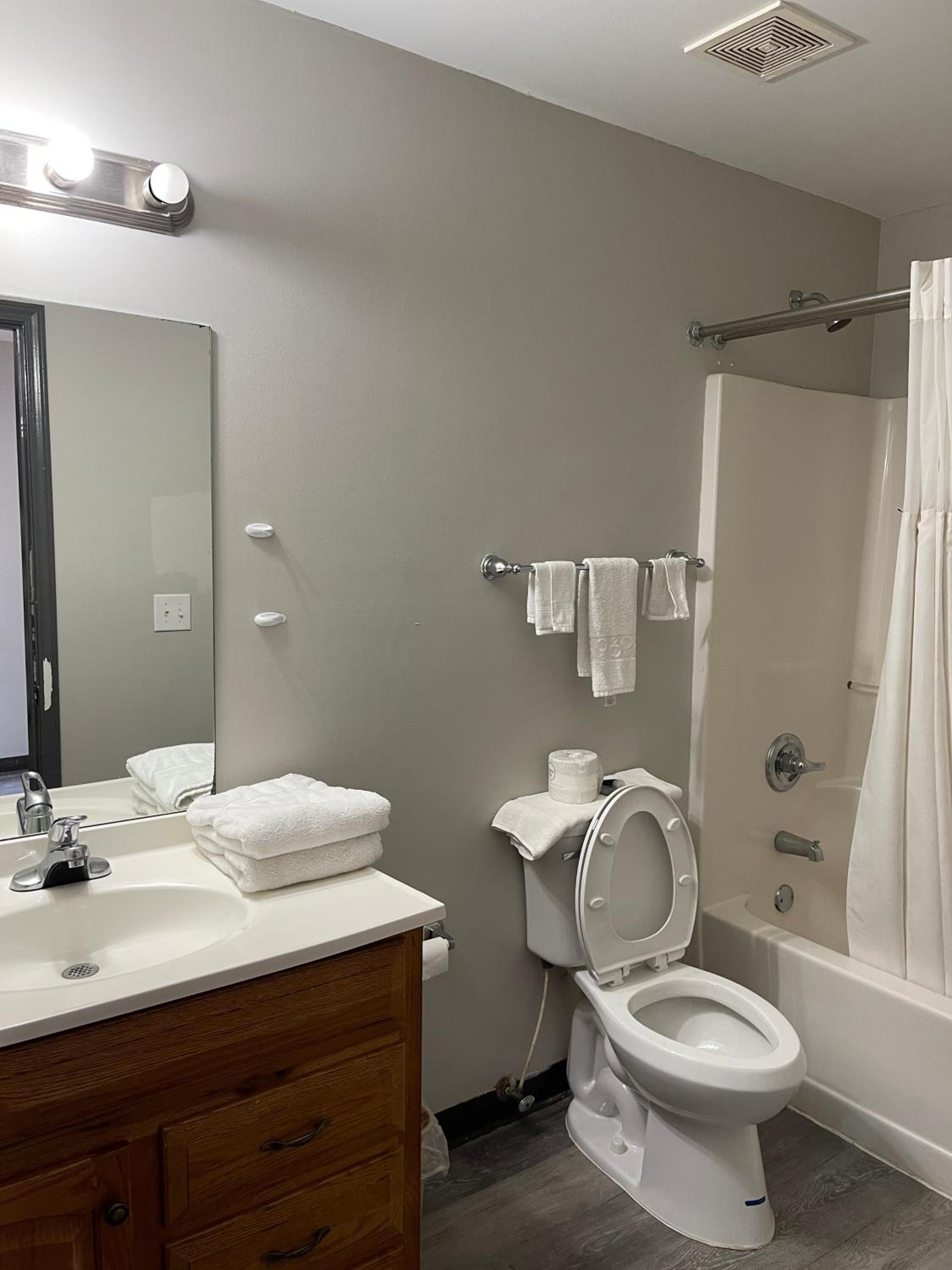 High Falls Inn & Suites