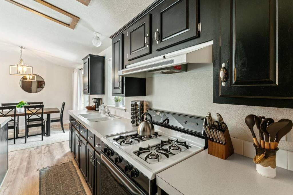 Stunning North Fork Cabin w/ Free Wi-Fi & Smart TV view 5