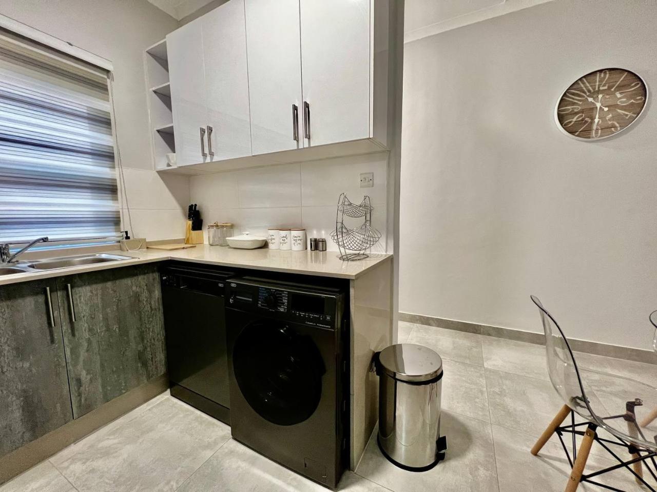DeeLops Apt 304 @Sarona City
