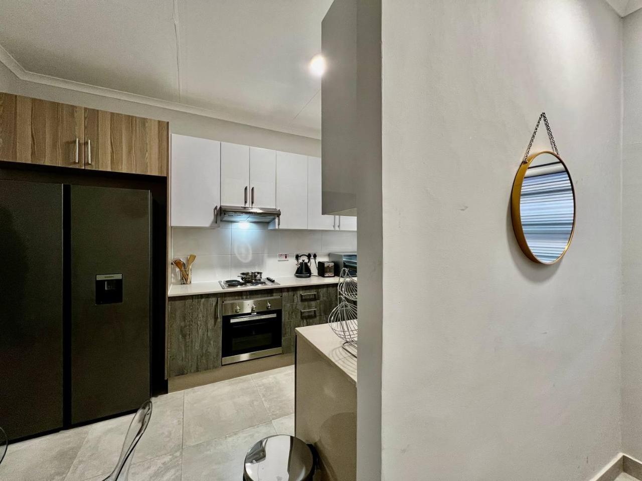 DeeLops Apt 304 @Sarona City