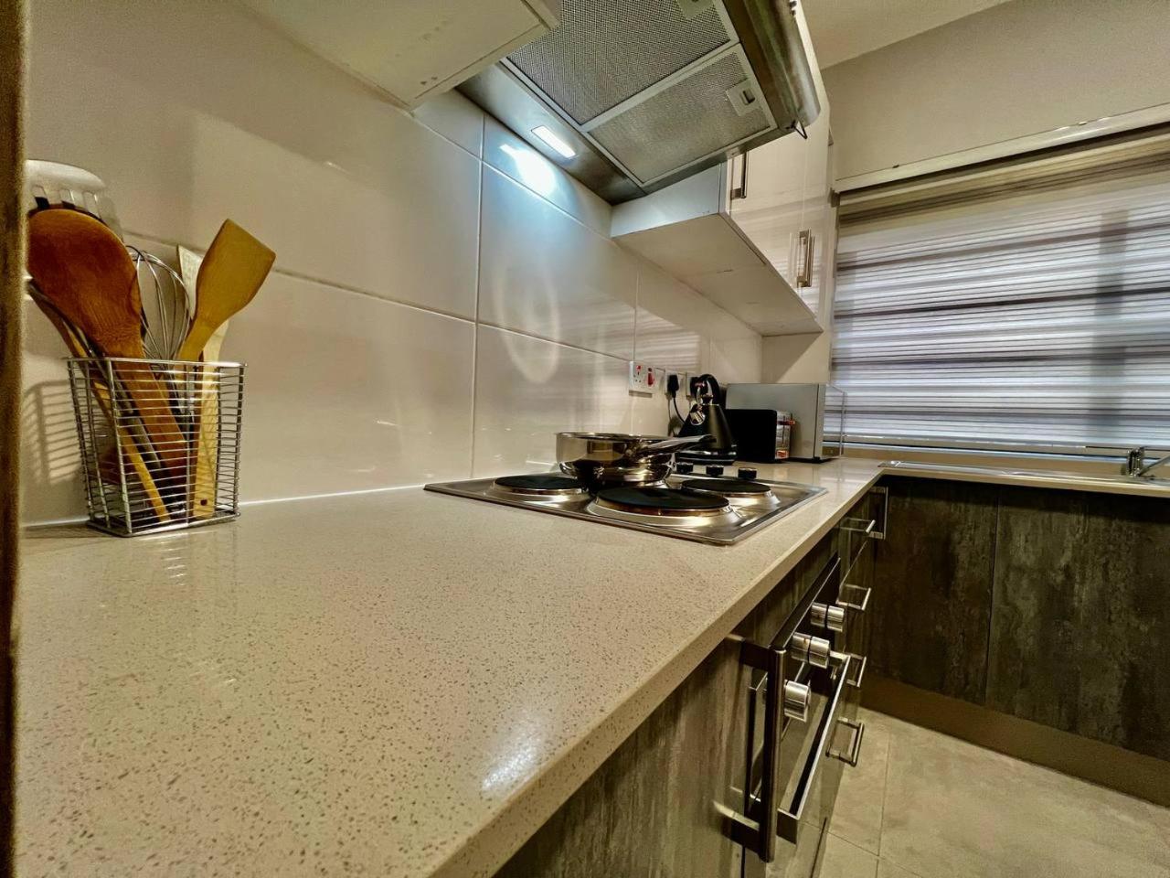 DeeLops Apt 304 @Sarona City