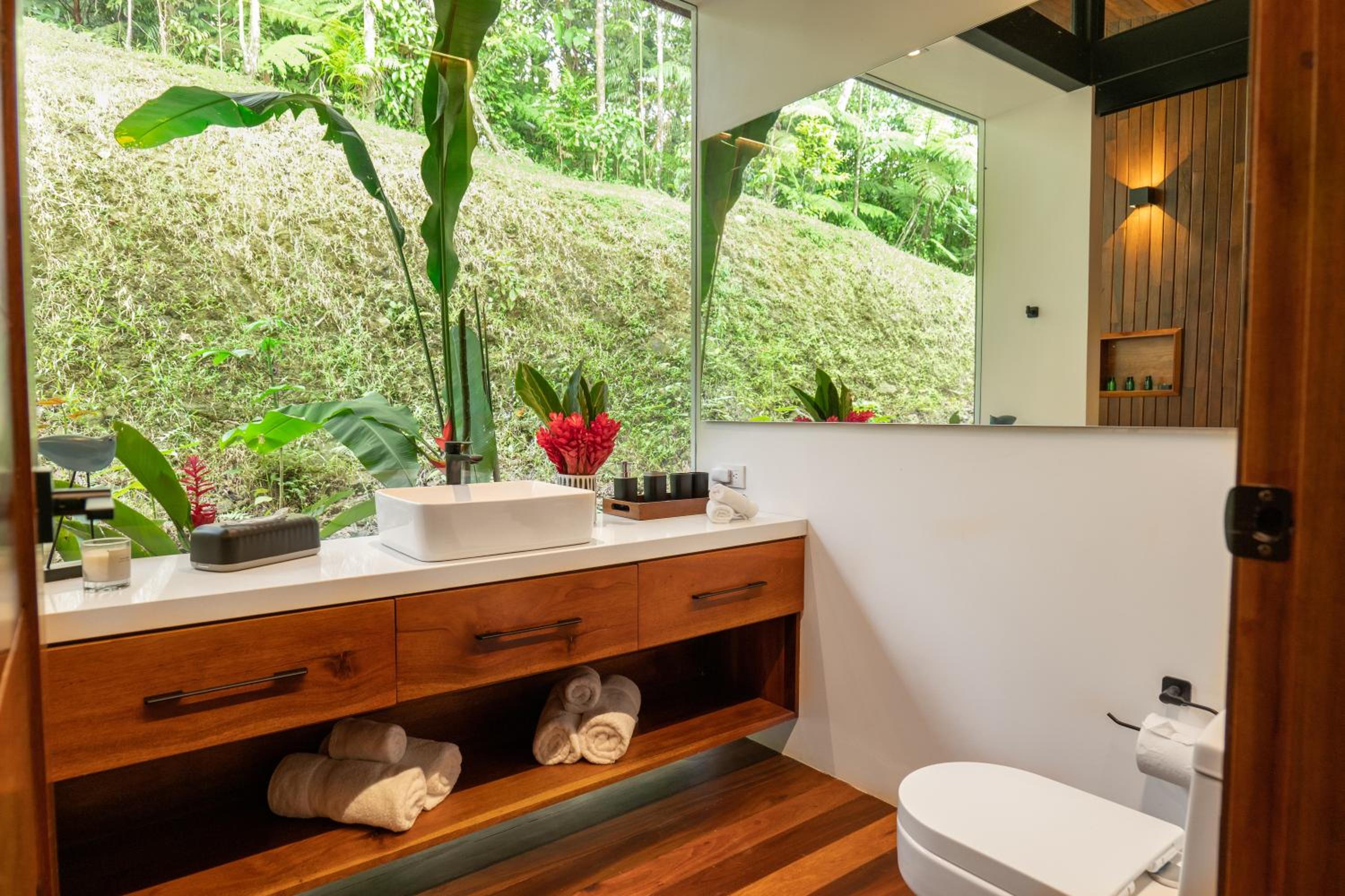Villa Morpho - Luxury Jungle House at Ecolirios Green Community
