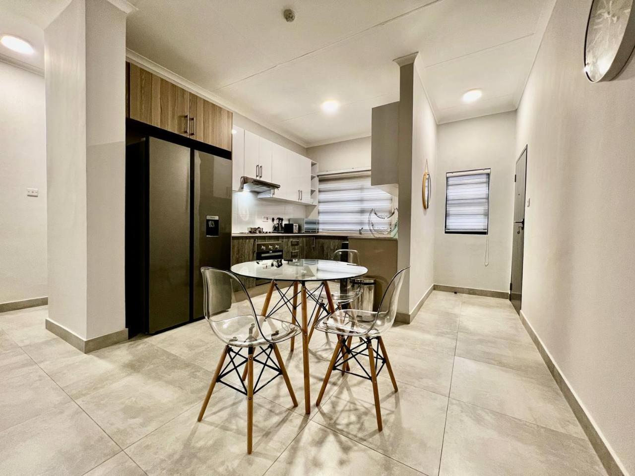 DeeLops Apt 304 @Sarona City