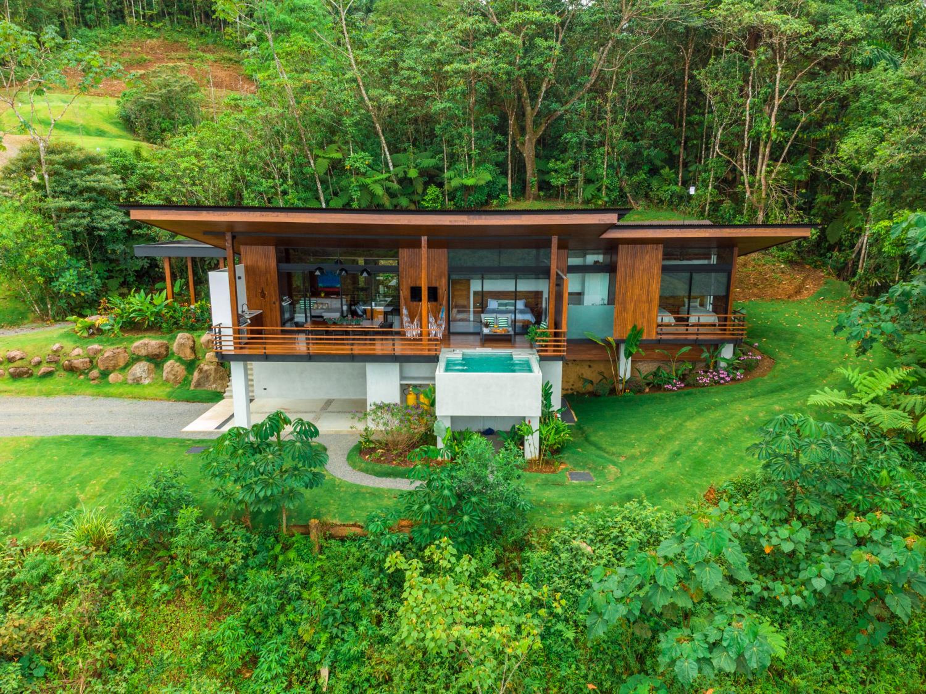 Villa Morpho - Luxury Jungle House at Ecolirios Green Community