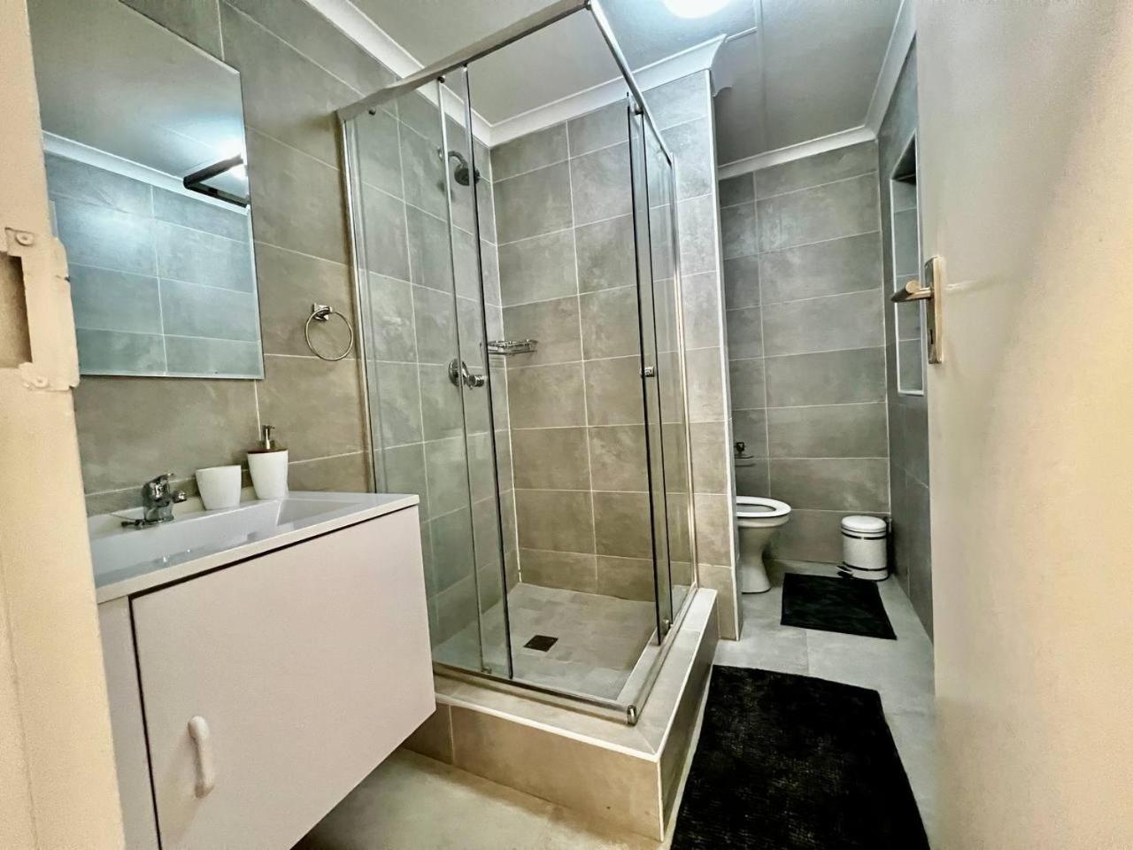 DeeLops Apt 304 @Sarona City