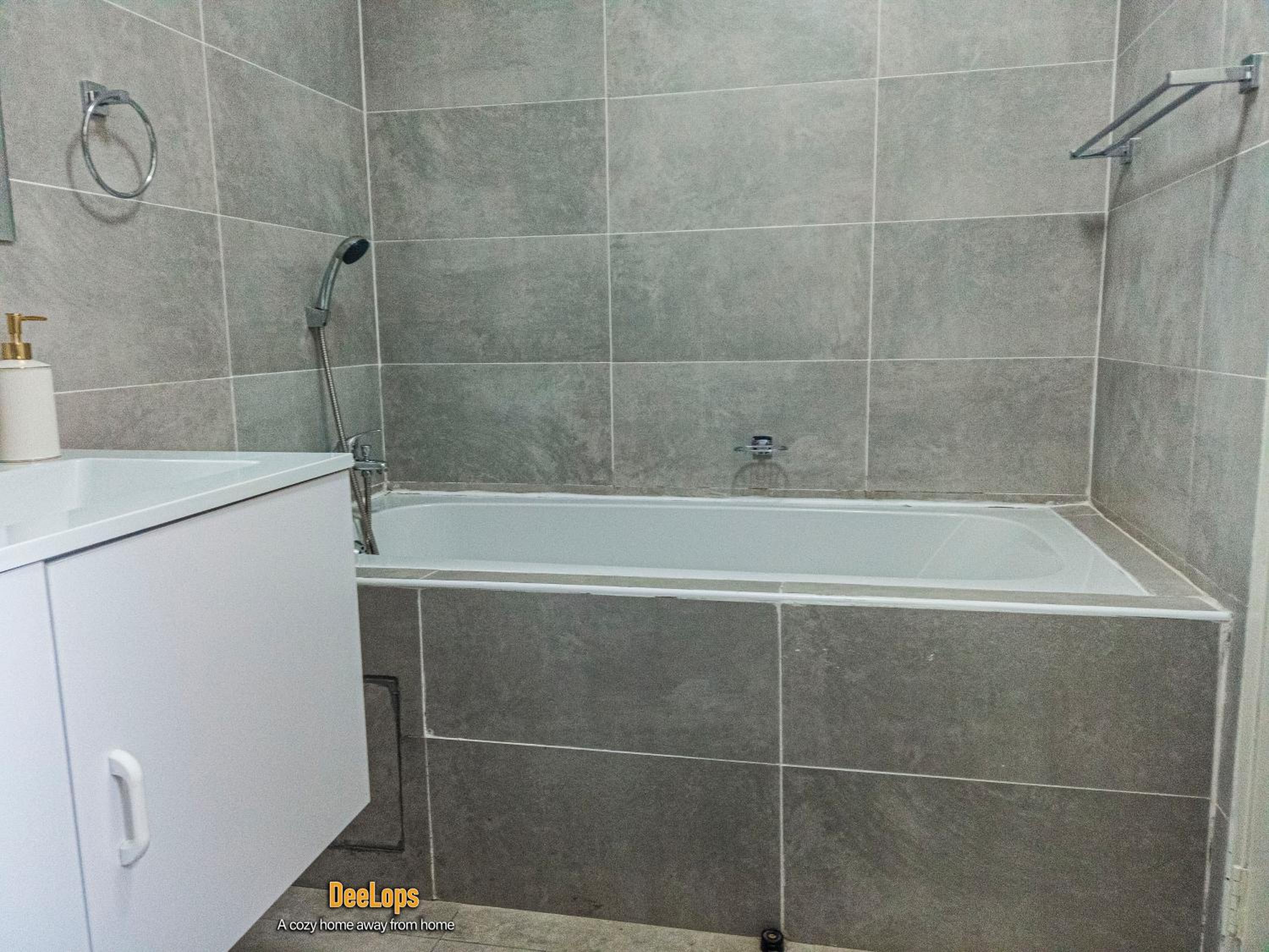 DeeLops Apt 304 @Sarona City