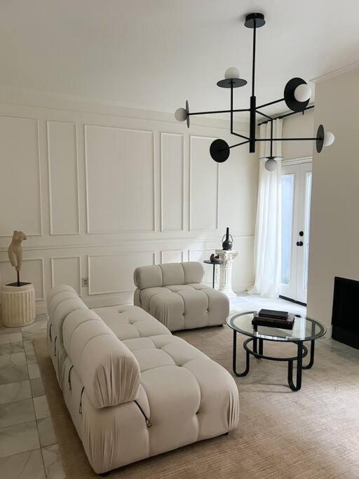 Mr. Nomad: Artistic Abode in Uptown view 3