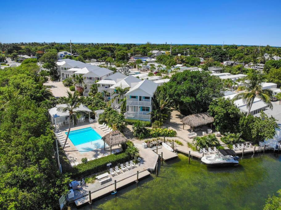 3 Lux Ensuites Walk Boat Island view 4