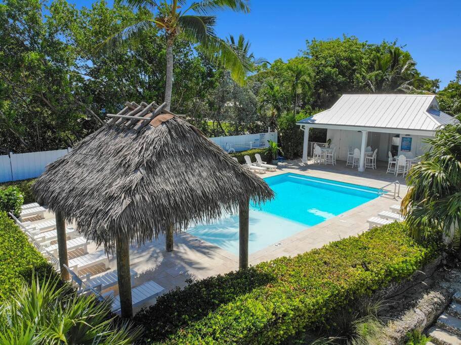 3 Lux Ensuites Walk Boat Island view 5
