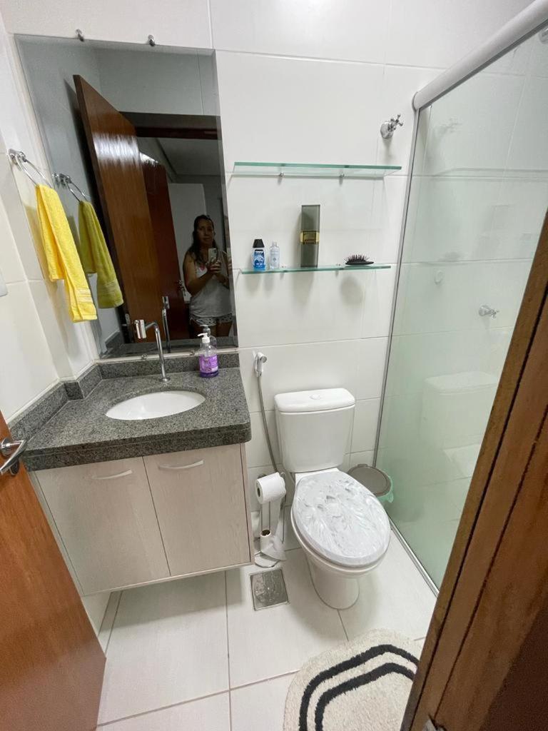 No Atalaia, Fort Poseidon rua do Atalho a 700 metros da praia do Atalaia, apartamento novo decorado, varanda, sala de estar e jantar, 02 suítes, 03 banheir