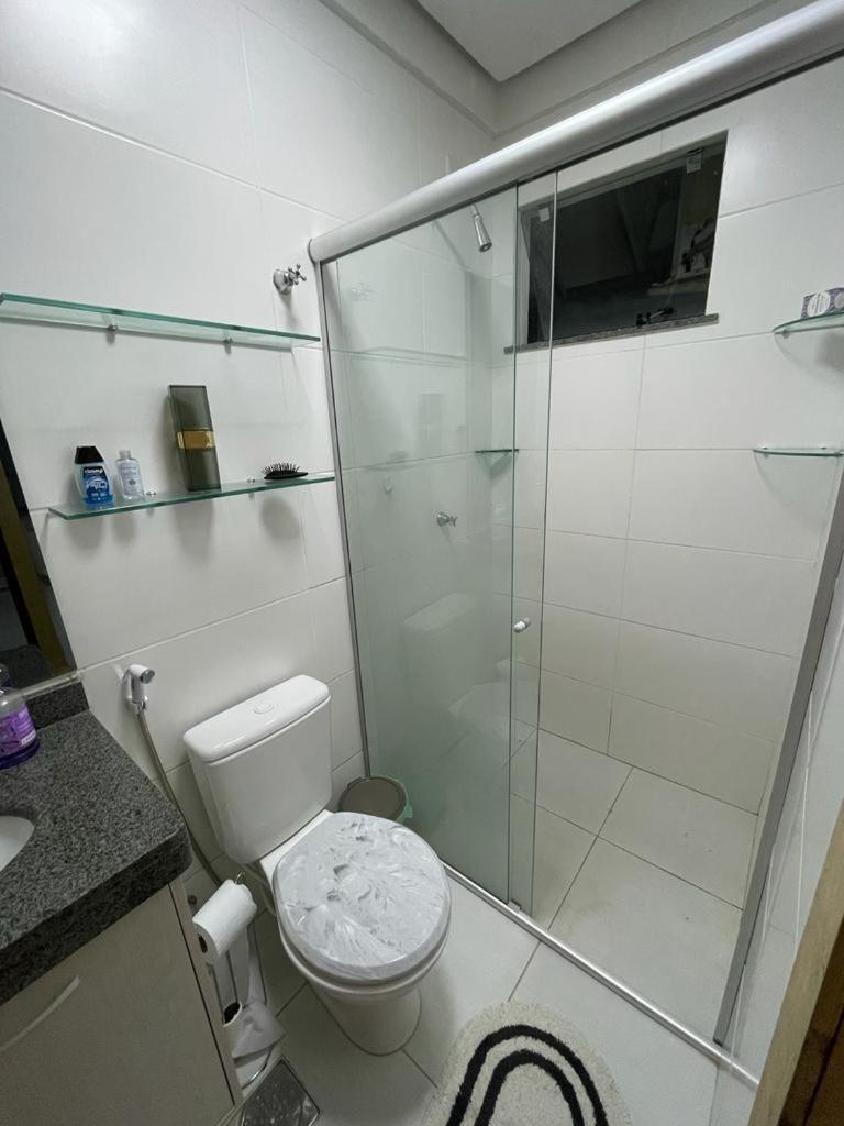 No Atalaia, Fort Poseidon rua do Atalho a 700 metros da praia do Atalaia, apartamento novo decorado, varanda, sala de estar e jantar, 02 suítes, 03 banheir
