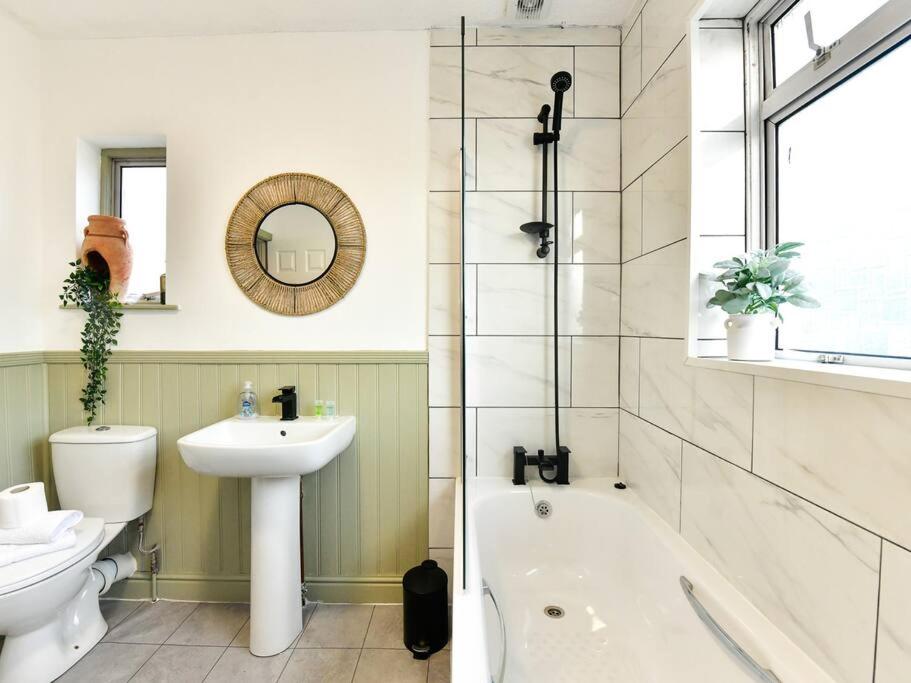 Stylish 3 Bed Home with Parking! view 4