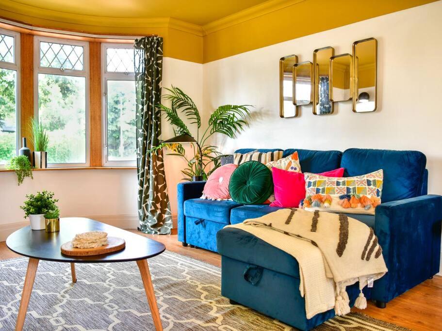 Stylish 3 Bed Home with Parking! view 3