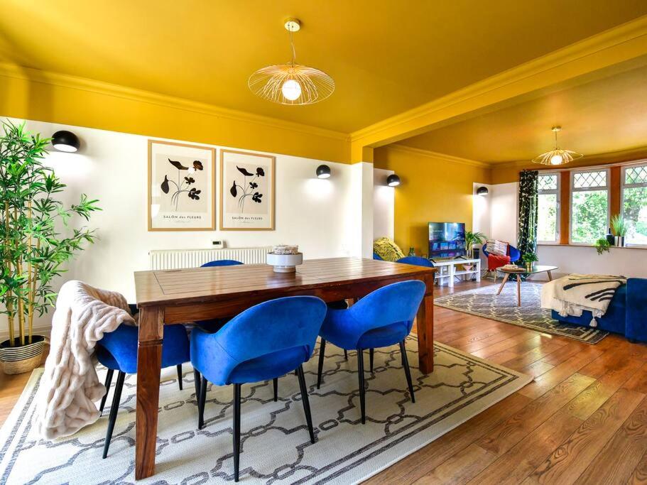 Stylish 3 Bed Home with Parking! view 2