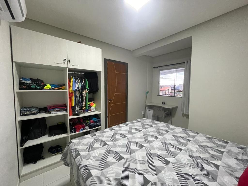 No Atalaia, Fort Poseidon rua do Atalho a 700 metros da praia do Atalaia, apartamento novo decorado, varanda, sala de estar e jantar, 02 suítes, 03 banheir