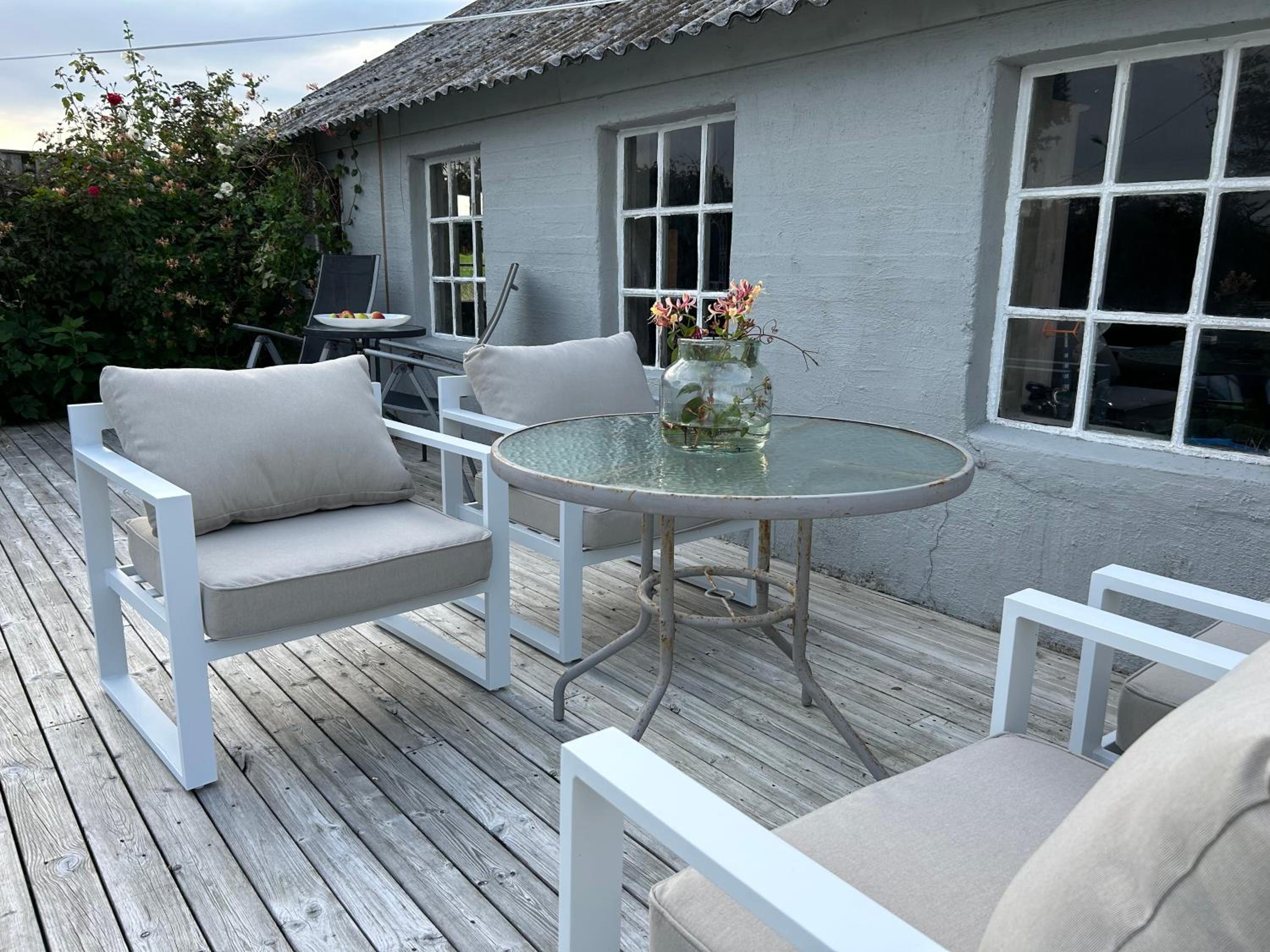 Stunning location by the sea view 3
