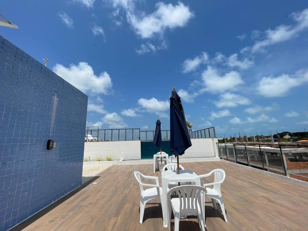 No Atalaia, Fort Poseidon rua do Atalho a 700 metros da praia do Atalaia, apartamento novo decorado, varanda, sala de estar e jantar, 02 suítes, 03 banheir