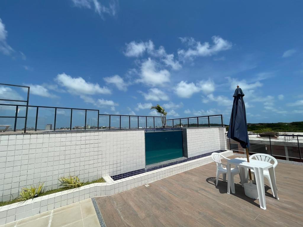 No Atalaia, Fort Poseidon rua do Atalho a 700 metros da praia do Atalaia, apartamento novo decorado, varanda, sala de estar e jantar, 02 suítes, 03 banheir
