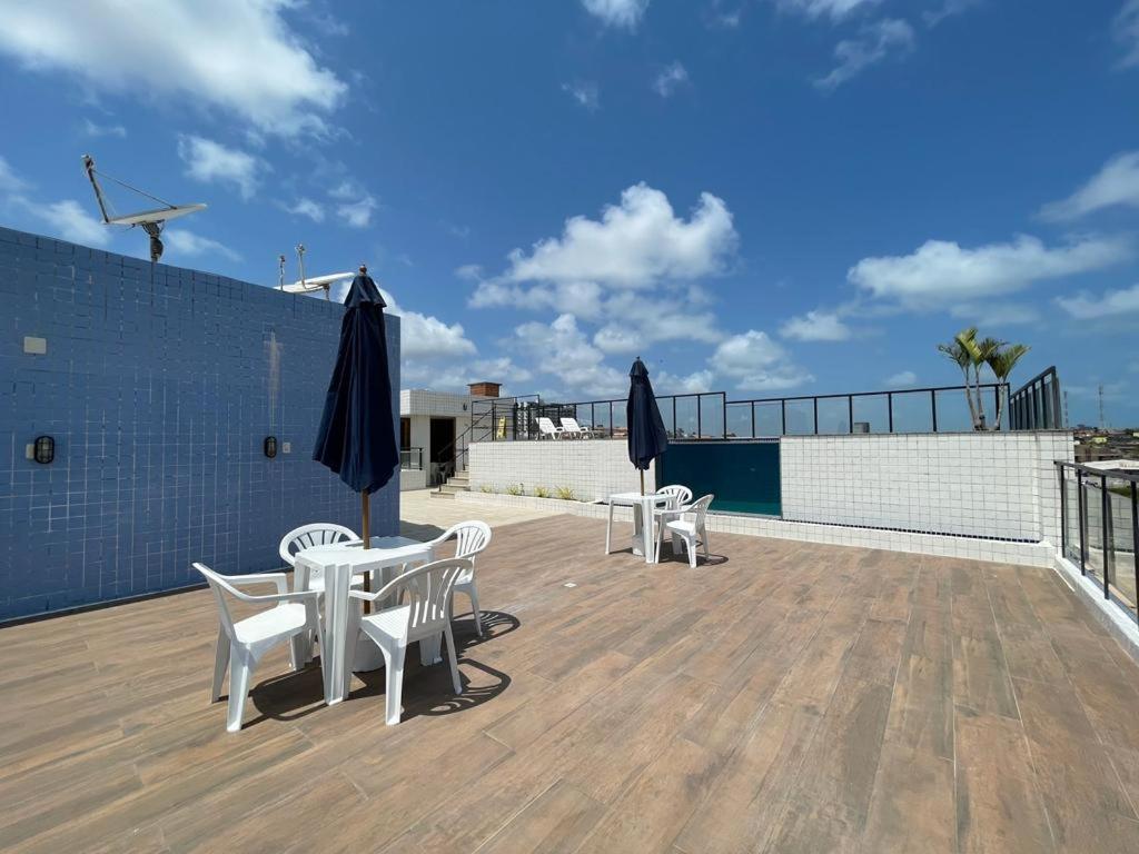No Atalaia, Fort Poseidon rua do Atalho a 700 metros da praia do Atalaia, apartamento novo decorado, varanda, sala de estar e jantar, 02 suítes, 03 banheir