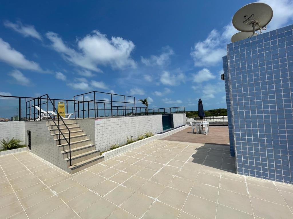 No Atalaia, Fort Poseidon rua do Atalho a 700 metros da praia do Atalaia, apartamento novo decorado, varanda, sala de estar e jantar, 02 suítes, 03 banheir