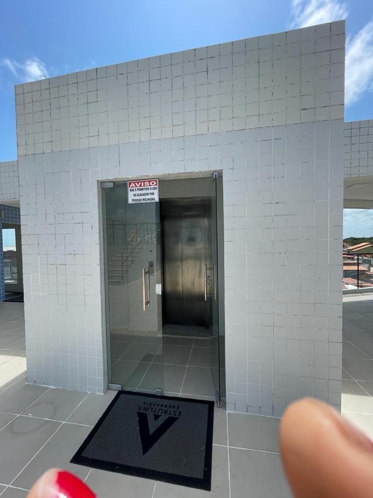 No Atalaia, Fort Poseidon rua do Atalho a 700 metros da praia do Atalaia, apartamento novo decorado, varanda, sala de estar e jantar, 02 suítes, 03 banheir