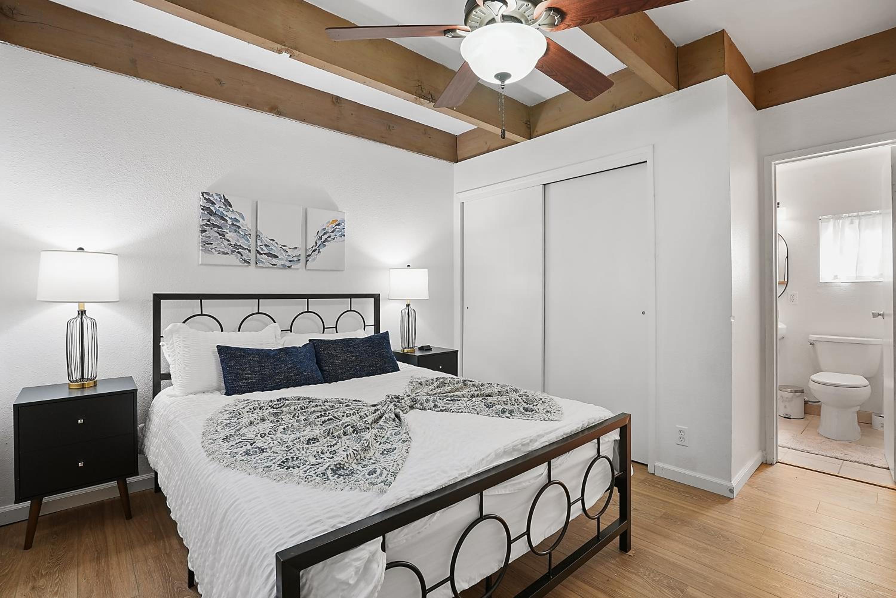 Mission Bay Condo - Steps to Sand, Dining, AC, Parking & Shops! view 3