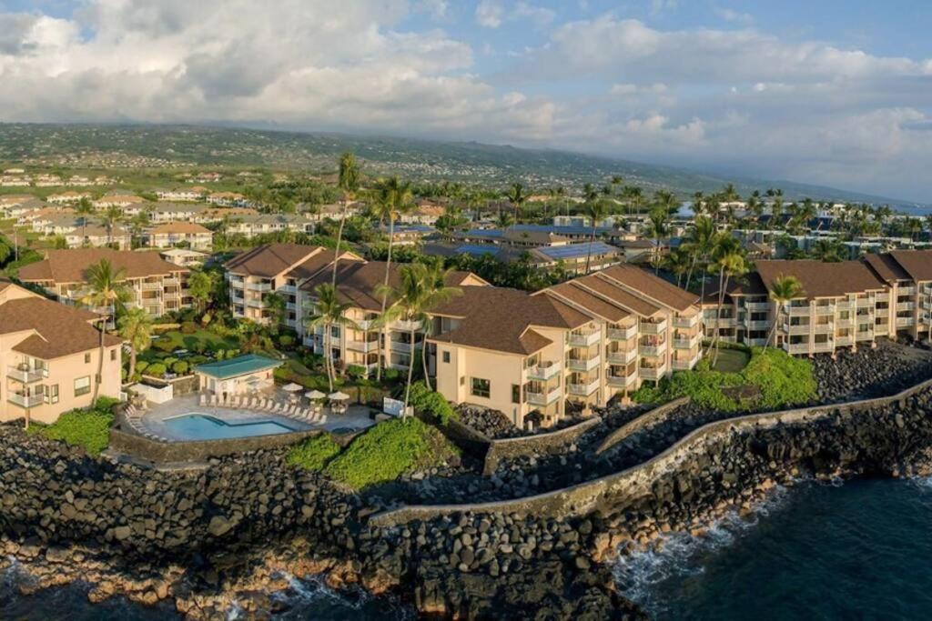 Ocean Echoes: Kona’s Oceanfront Family Oasis view 4