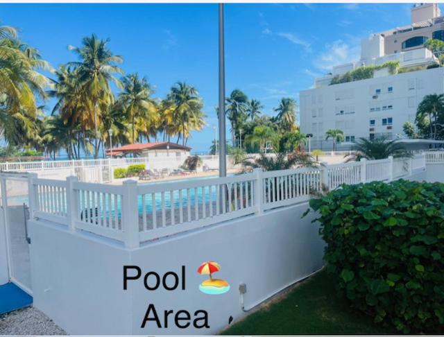 Isla Verde frente a la playa y Piscina, Centrico y Accesible - Property Image 8